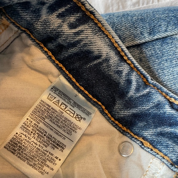 Old Navy Women’s Distressed Mom Jeans - Picture 6 of 7